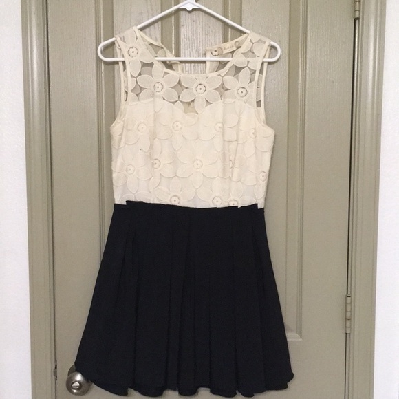 White and Black dress - Picture 1 of 4